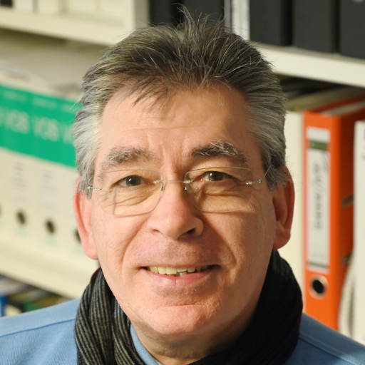 Prof. Dr. h.c. Klaus Layer, Dozent an der Bundesfachschule des Glaserhandwerks Portraitbild von Prof. Dr. h.c. Klaus Layer